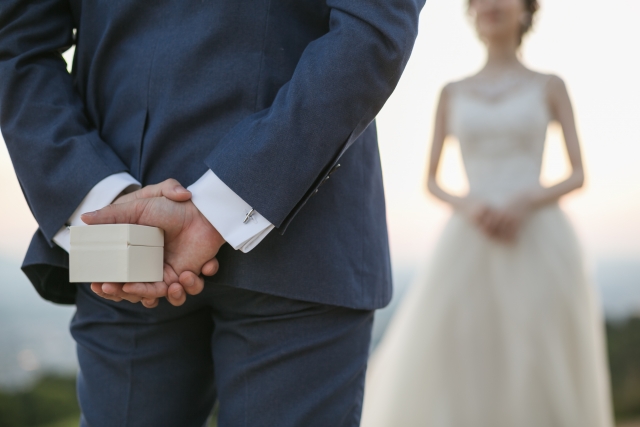プロポーズから親や会社上司への挨拶まで、結婚準備はこれ読めば完璧！